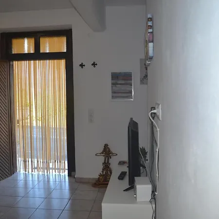 Ισόγεια γκαρσονιέρα πλήρως εξοπλισμένη